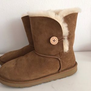 UGG Bailey Button Chestnut Short!